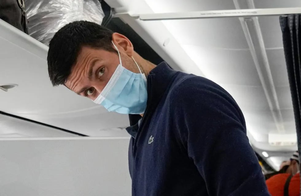 Djokovic usa barbijo para no contagiarse de coronavirus, pero no se quiere vacunar. (AP)