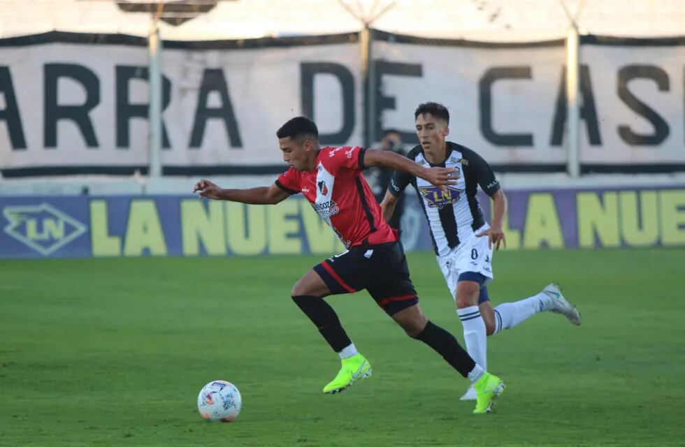 Alvaro Veliez, goleador del "Súper Depor",anotó el 1-0 parcial ante Estudiantes de Buenos Aires. / Gentileza.