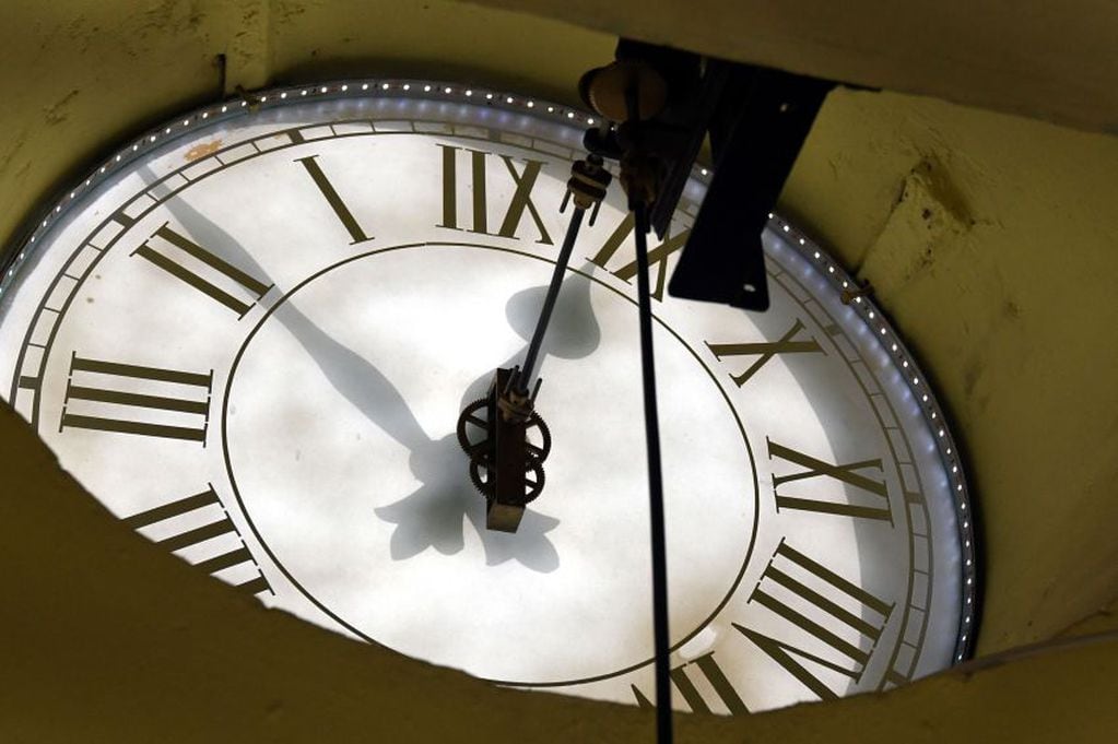Desde adentro, el Reloj de la Ex Comisaría Séptima en Godoy Cruz. Foto. Orlando Pelichotti