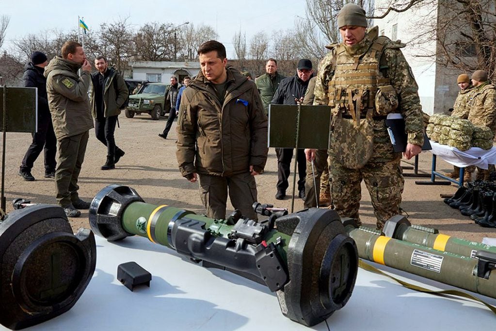 El presidente de Ucrania Zelensky inspecciona armas durante una visita a la guardia costera ucraniana en Mariupol, región de Donetsk, este de Ucrania (AP)
