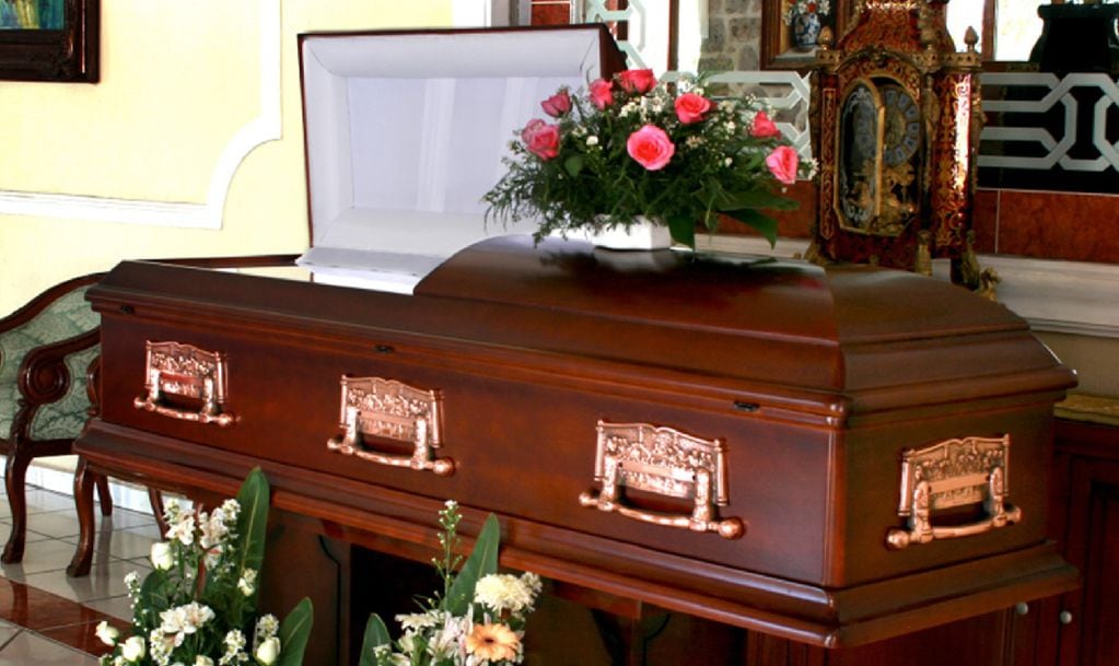 Detuvieron a una mujer por escupir el cadáver de un hombre durante el funeral.