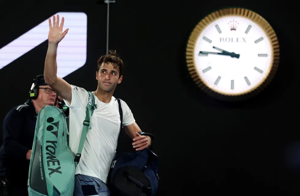 Tomás Etcheverry no pudo con Djokovic y le dijo adiós al Abierto de Australia. (AP)