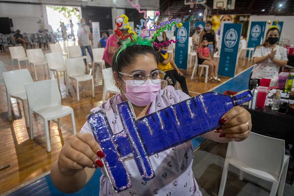 Noelia Perez en el Centro de vacunación de campaña en la Federación Mendocina de Box, vacunando a niños y adoadolescentes.  Foto: Ignacio Blanco