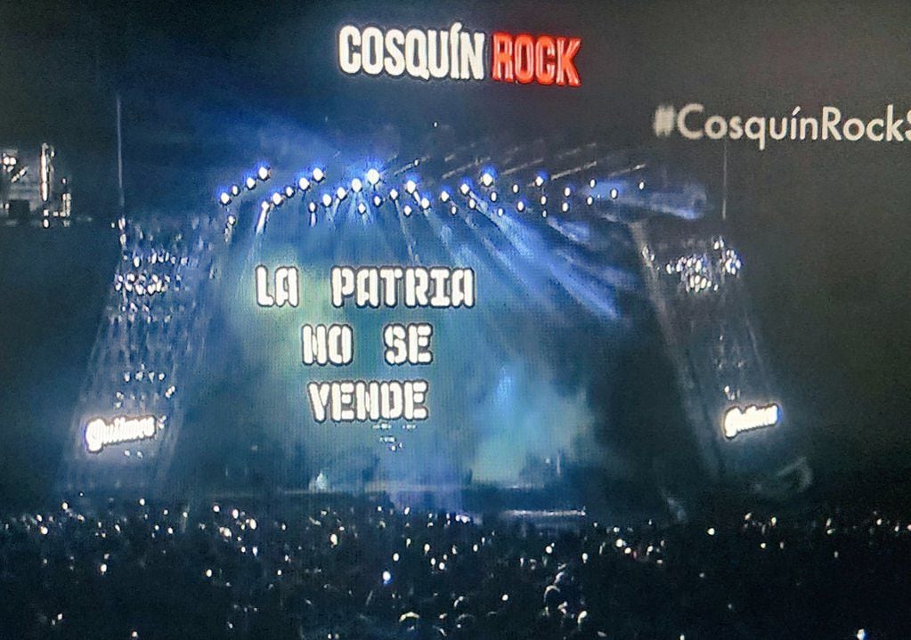 "La patria no se vende", el mensaje de Molotov durante su presentación en el Cosquín Rock.