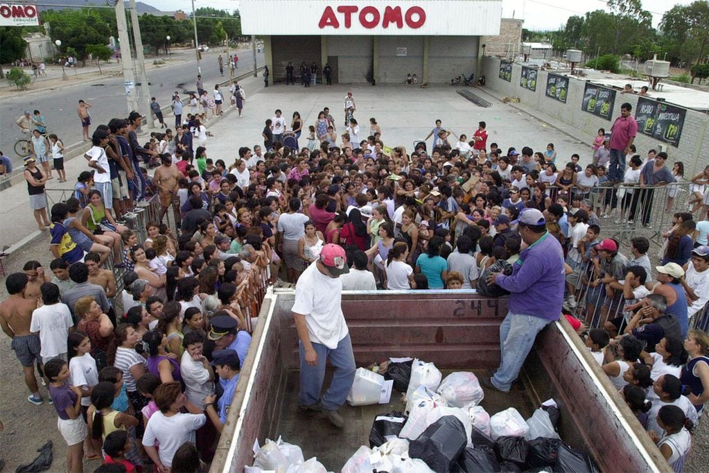 El 17 de diciembre de 2001 hubo un saqueo en un supermercado Átomo ubicado entre los barrios Aeroparque y San Martín. Foto: Orlando Pelichotti / Los Andes