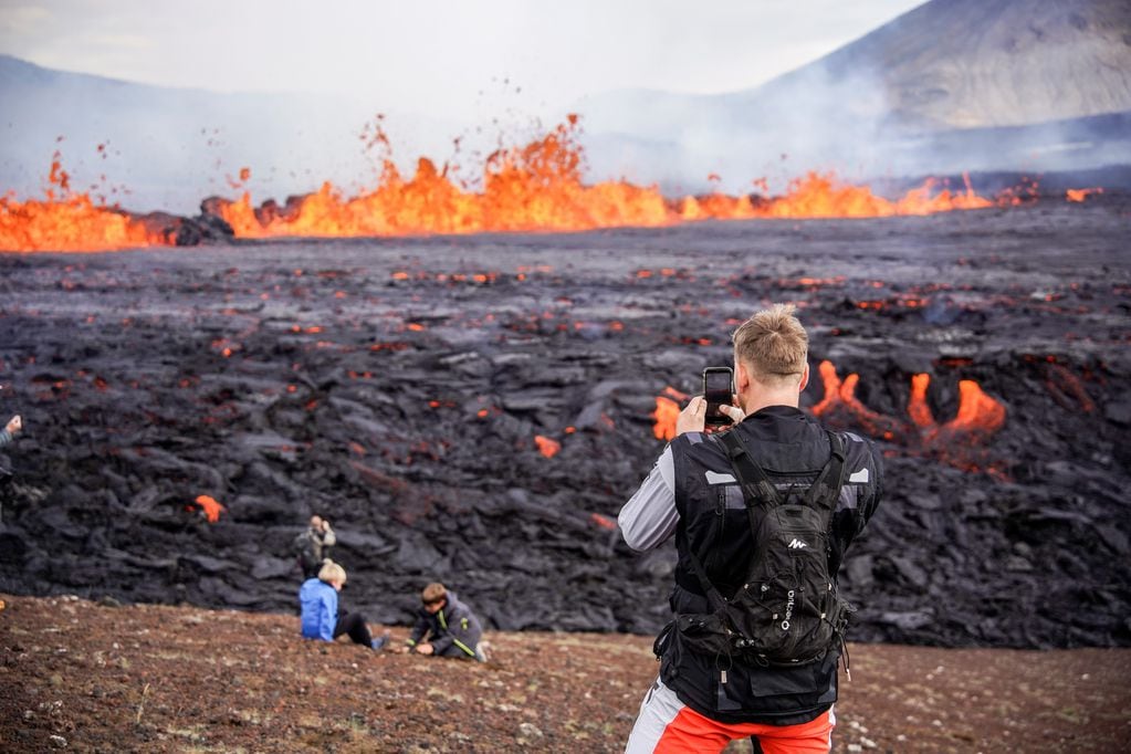 Dos niños a pocos metros del volcán. / Foto: AP