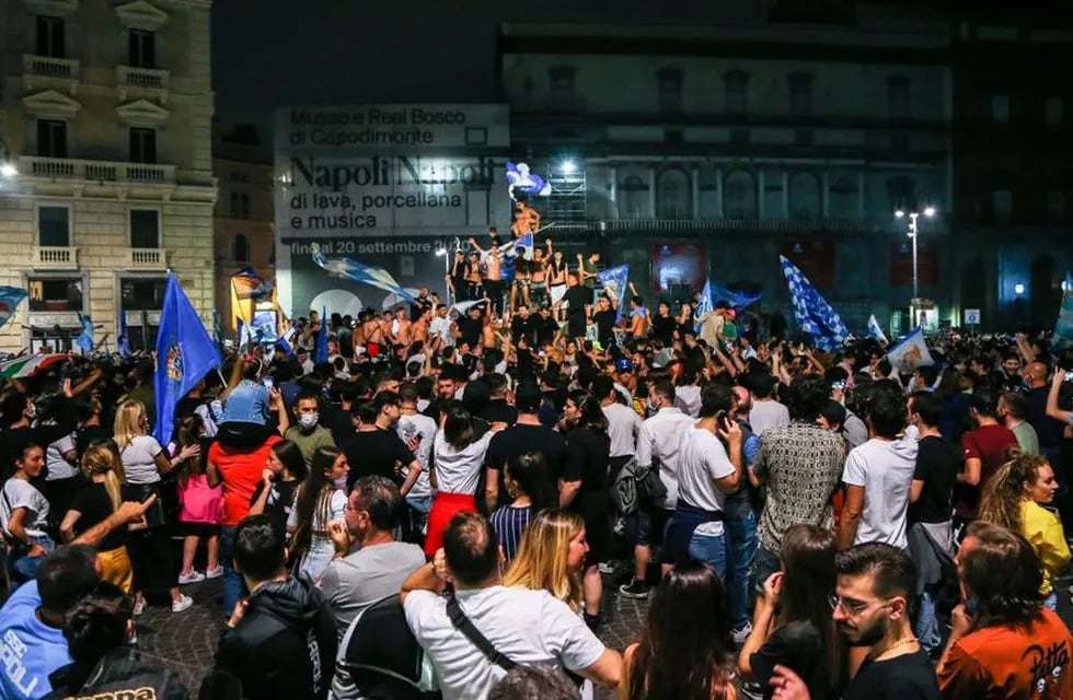 El Napoli le ganó por penales la final de la Copa Italia a la Juventus y más de cinco mil napolitanos se juntaron a festejar.