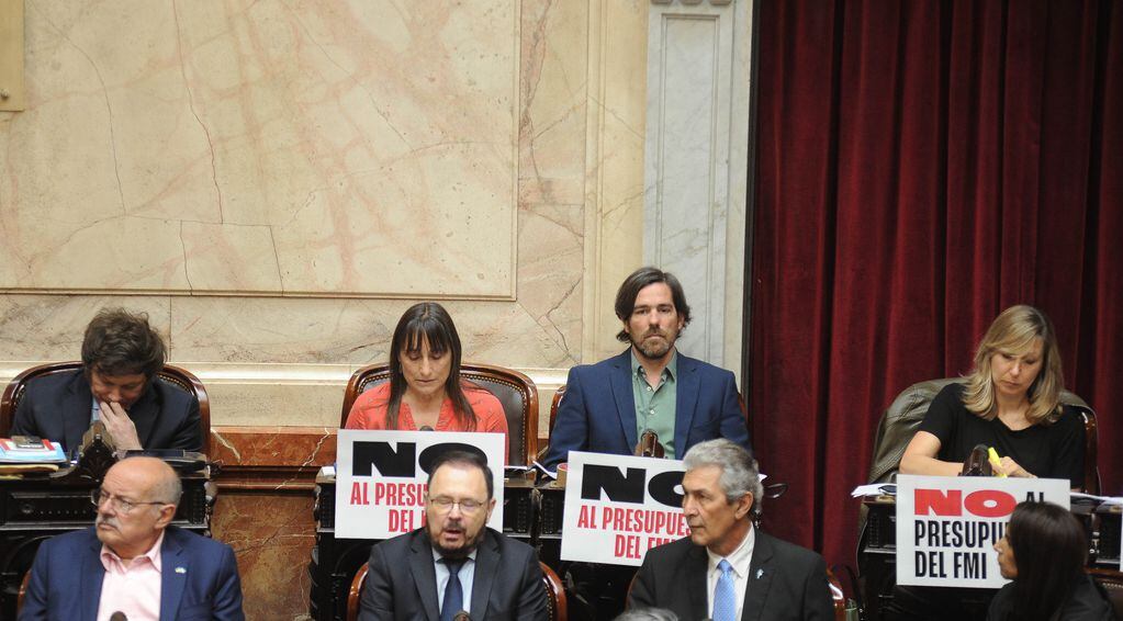 Javier Milei al lado de diputados de la Izquierda durante la sesión el día 25 de octubre. Foto Federico Lopez Claro
