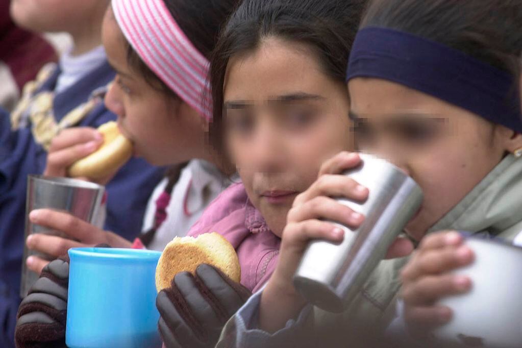 Hay alumnos de familias carenciadas que en las escuelas encuentran el único plato de comida al que acceden en el día. Foto: José Gutiérrez / Los Andes