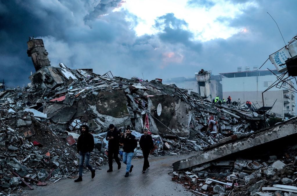 El colapso de un edificio en Iskenderun, distrito de Hatay (Turquía) tras el terremoto (EFE)