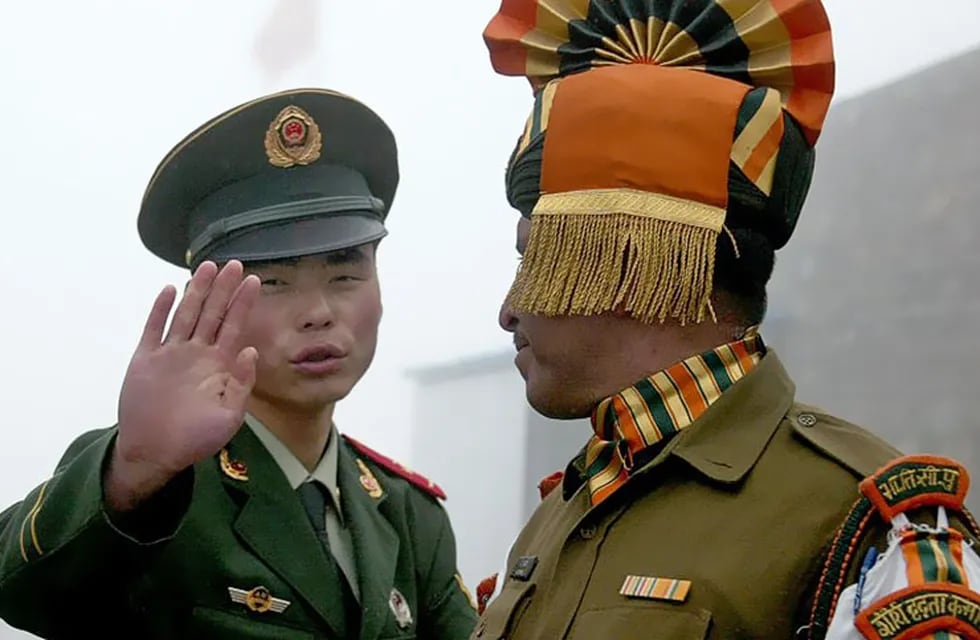 Soldados en la frontera entre China e India