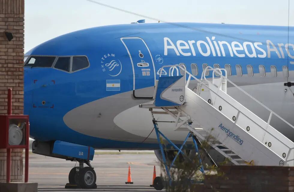 Aerolíneas Argentinas limitó la venta pasajes en pesos para viajes que se inician fuera del país