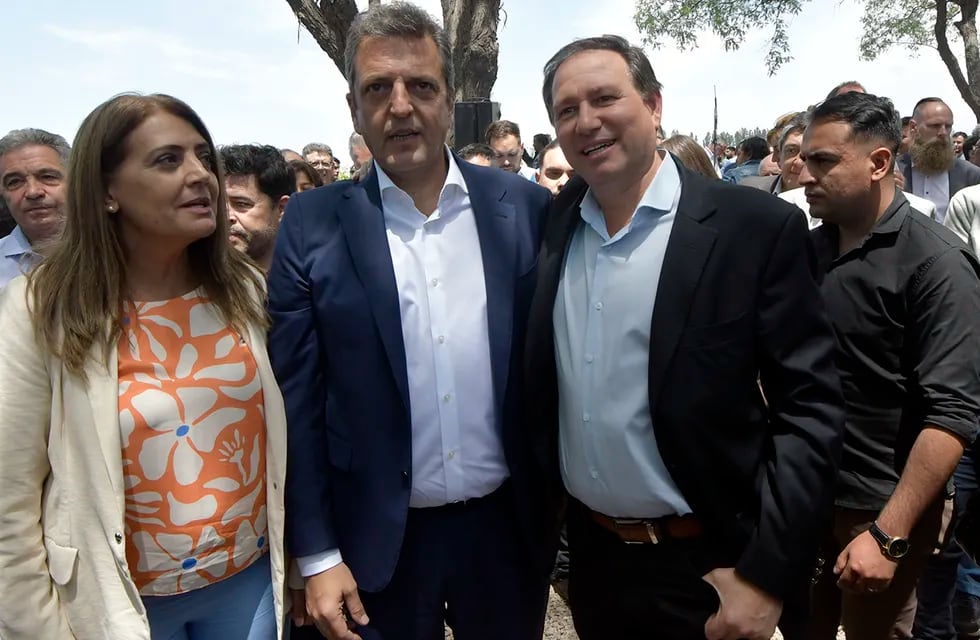 Sergio Massa, ministro de Economía de la Nación, junto a Gabriela Lizana el día de los anuncios. Foto: Orlando Pelichotti/ Los Andes