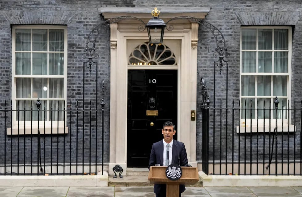 El primer ministro británico, Rishi Sunak, en su residencia oficial en Downing Street hablando a periodistas. (AP/Alastair Grant)
