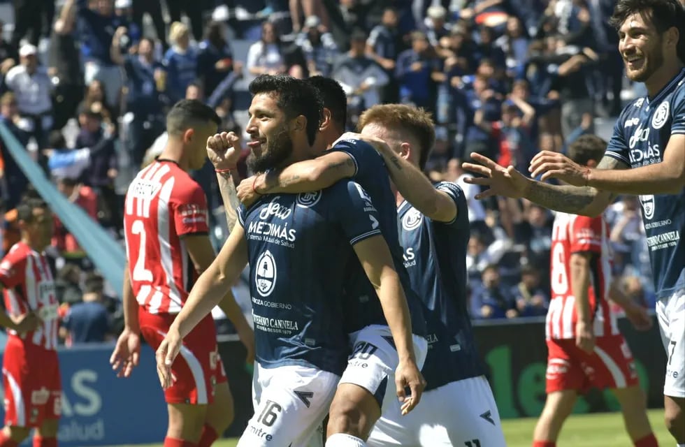 Sebastián Navarro festeja el gol que significó la victoria parcial de 2-1 frente a Instituto. /Orlando Pelichotti-Los Andes