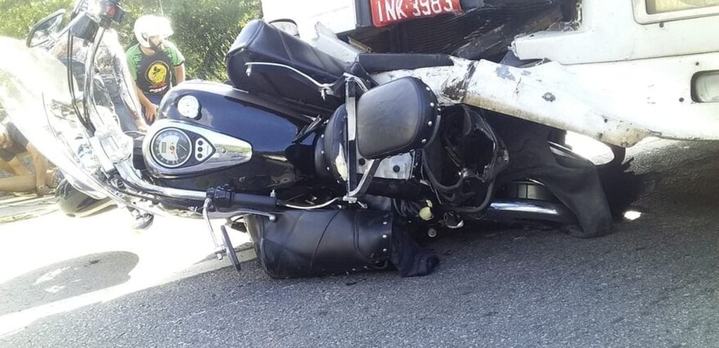 Así quedó la moto en la que viajaba la pareja que fue embestida por el camión cuyo chofer se dio a la fuga.