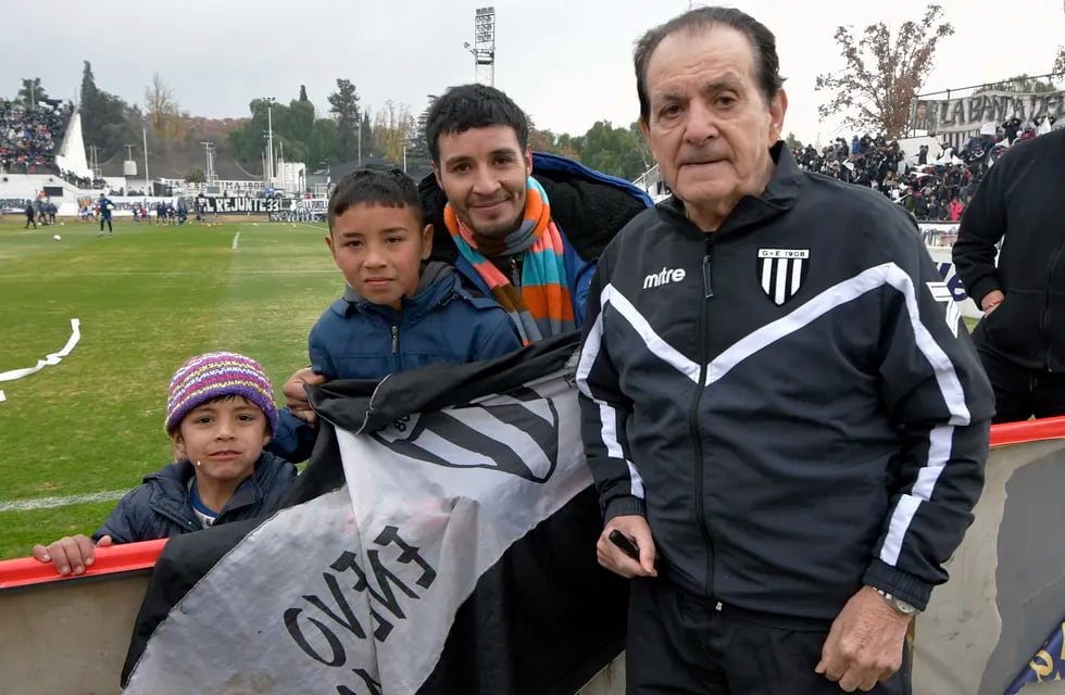 El gran Víctor Antonio Legrotaglie y los chicos pudieron disfrutar en paz el clásico entre Gimnasia e Independiente. Que se repita. / Orlando Pelichotti