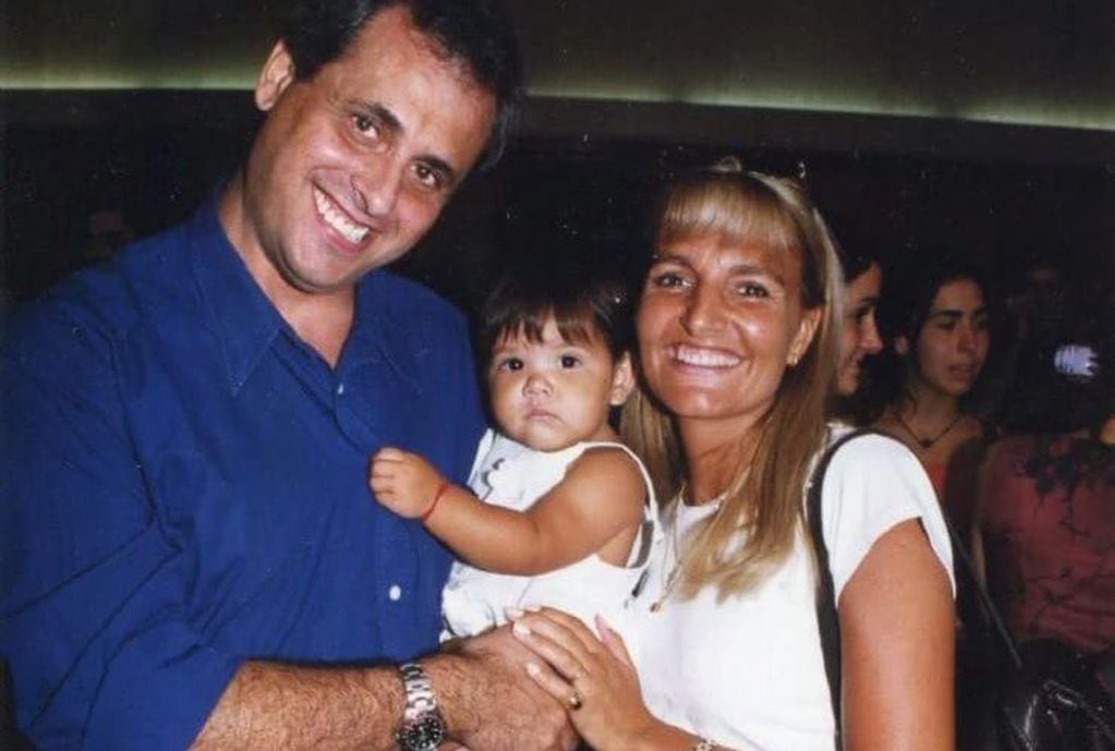 Morena Rial, de bebé, en los brazos de sus padres