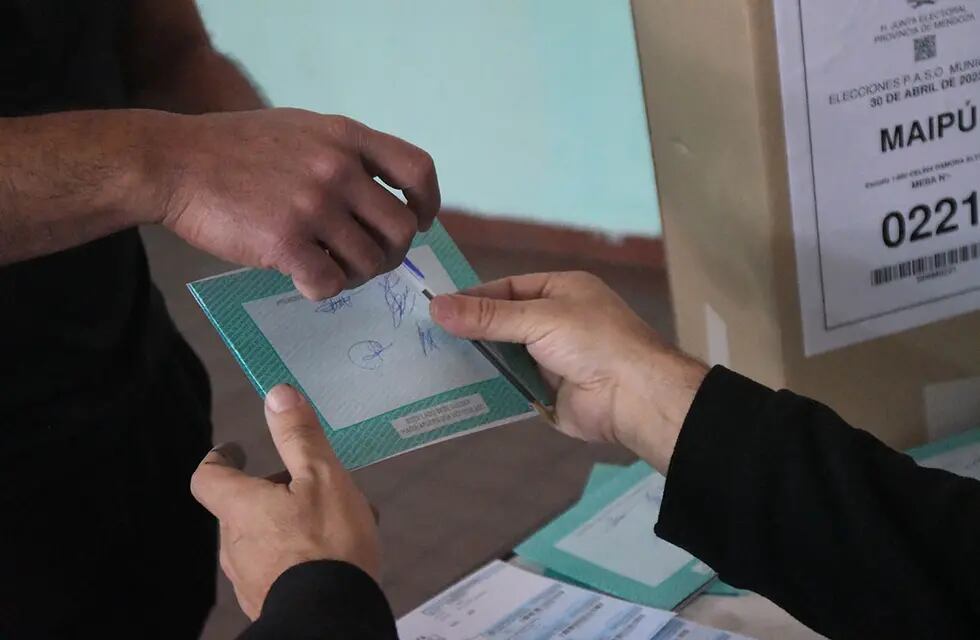 La boleta única medirá casi 70 centímetros en varias comunas que votan el 11 de junio. Foto: José Gutierrez / Los Andes