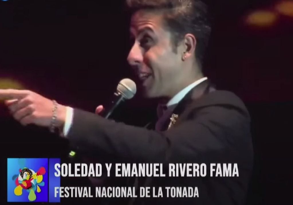 Emanuel Rivero Famá, el mendocino y tanguero de "La Voz Argentina", cantó con La Sole en Tunuyán - Captura de video