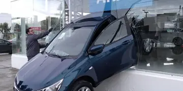 Video: un empleado de una concesionaria soltó el freno de mano de un auto 0km y lo estrelló contra la vidriera
