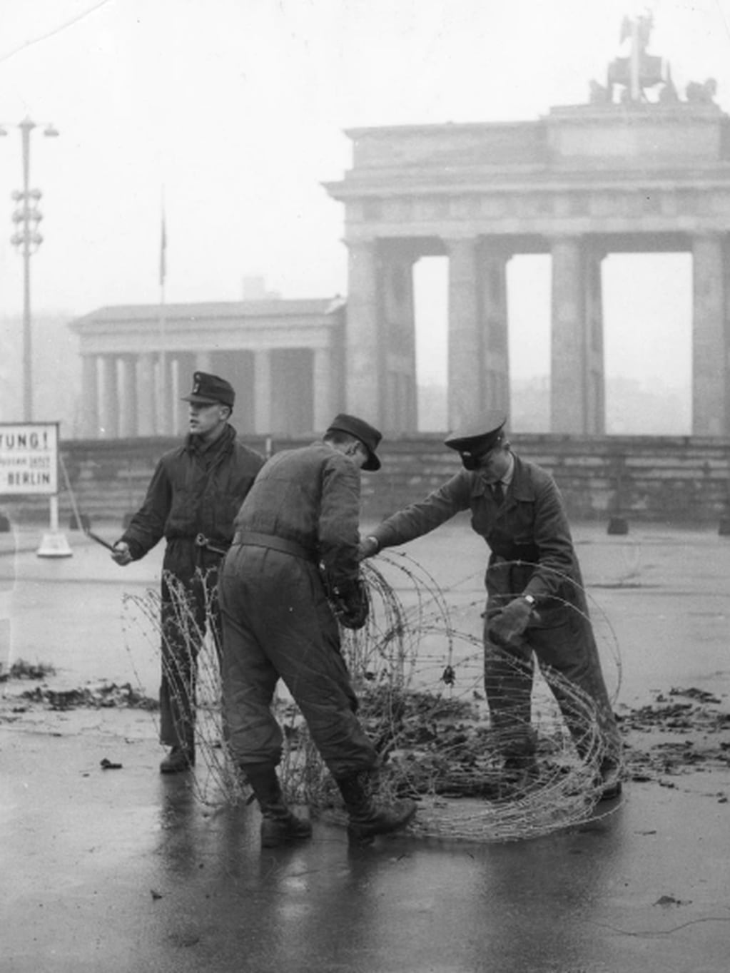 Soldados soviéticos construyendo el Muro. / Gentileza