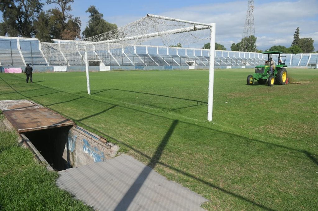 El estadio Feliciano Gambarte, de Godoy Cruz, es renovado para que un partido oficial vuelva a jugarse tras casi 16 años. / Ignacio Blanco 