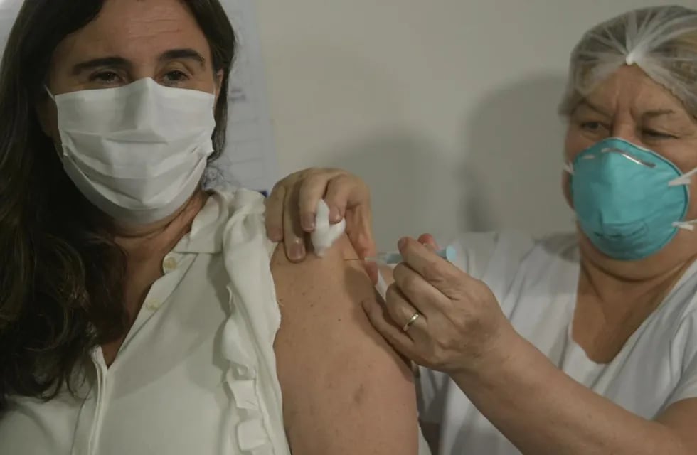 Comenzó la vacunación contra el Covid en Mendoza. Orlando Pelichotti / Los Andes