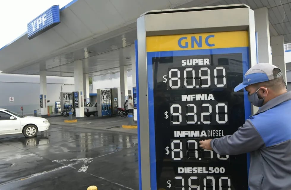 Los nuevos precios del combustible después del aumento de este martes. Foto: Orlando Pelichotti