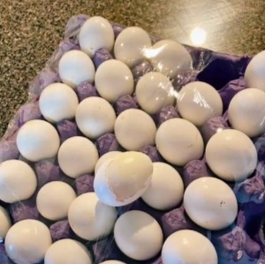 Una mujer se olvidó un maple de huevos en el auto y cuando los fue a buscar ya estaban cocidos.