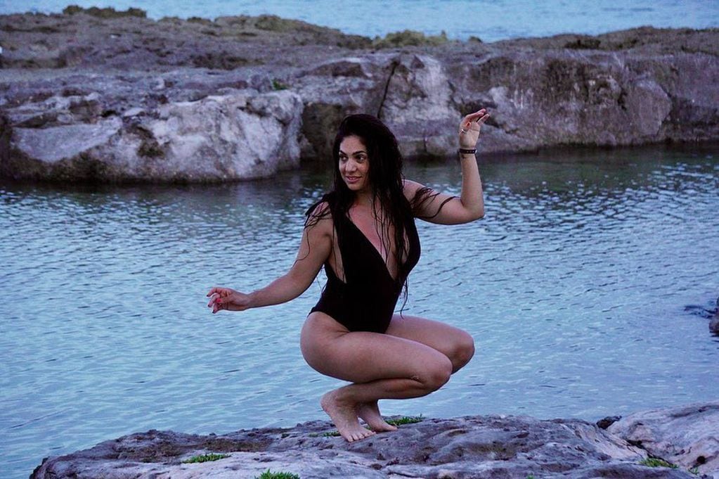 Connie Ballarini posó divertida con una espectacular malla negra / Instagram
