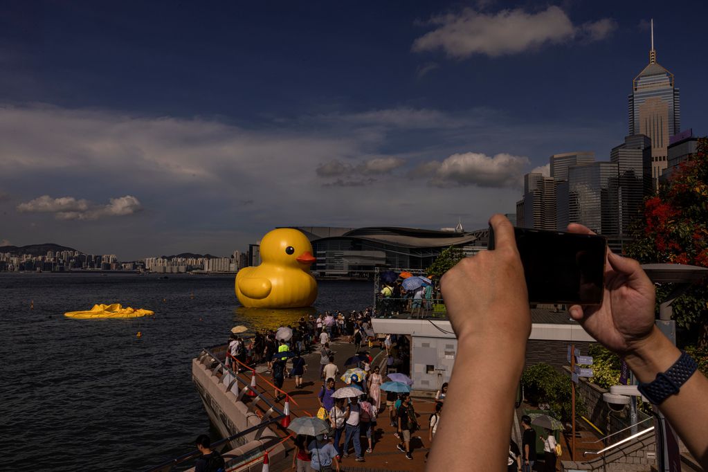 “Muere” uno de los patos inflables más grandes del mundo en el puerto de Hong Kong