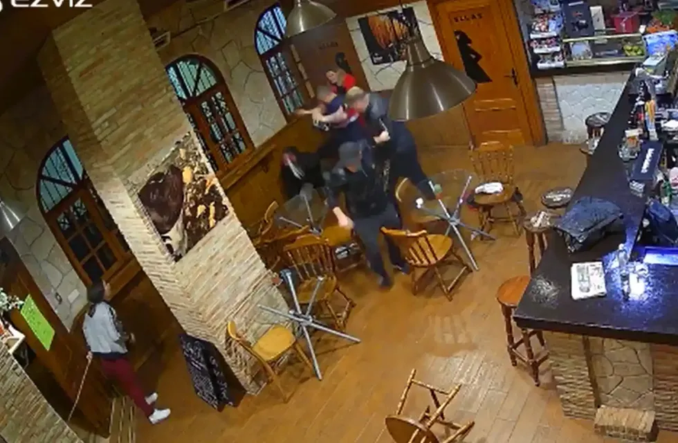 El vídeo de la paliza de tres rusos a un ucraniano en un bar de Torrevieja, España tras decir "Gloria Ucrania".