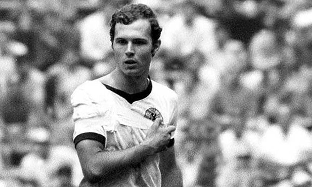 Jugaban Italia y Alemania en semifinales, y fueron al alargue. Franz Beckenbauer se dislocó el hombro y faltaba todavía por jugar media hora. Pero se negó a dejar la cancha, tan obstinado como al propa Mannschaft, la Selección germana. Jugó con el brazo en cabestrillo, una imagen épica que el mismo Kaiser vio repetida en 1986, en la final contra Argentina, cuando José Luis Brown jugó con una lesión en el hombro.