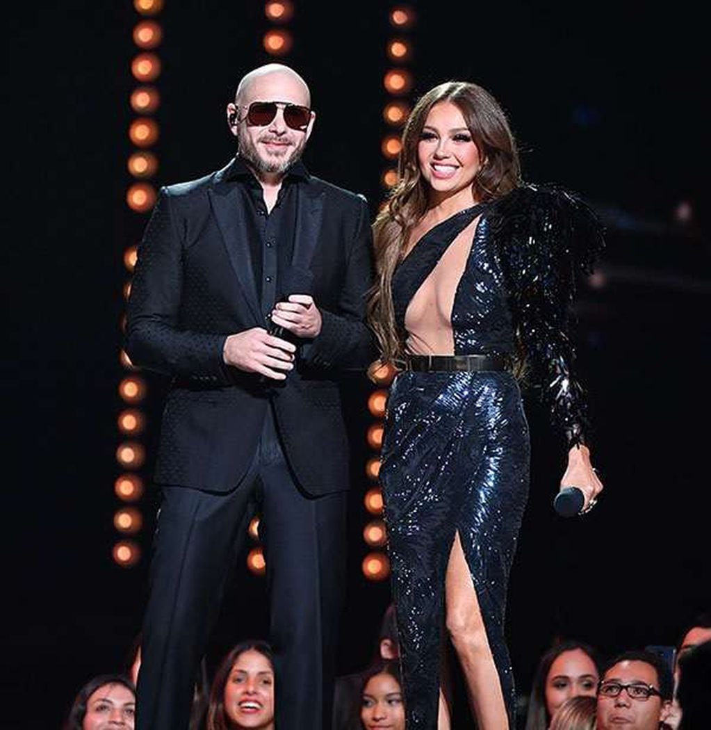 
    Thalía junto a Pitbull en premios Lo Nuestro.
   