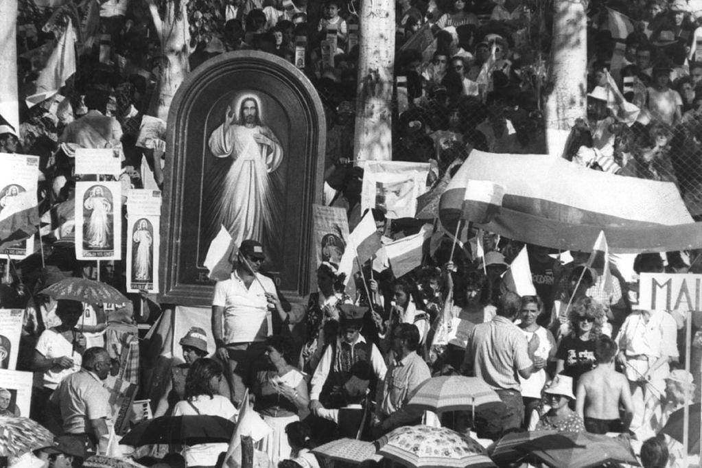 Fieles mendocinos llevaron el cuadro donado por el propio Papa a la recepción de Juan Pablo II, en su única visita a Mendoza, en 1987.