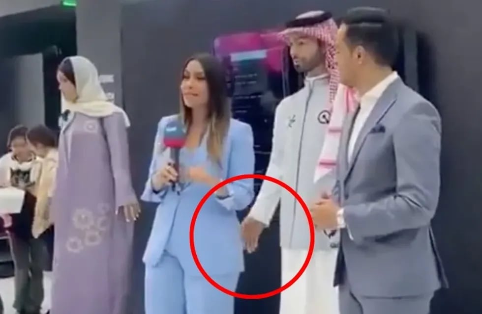 Android Muhammad le tocó la cola a una periodista - Captura de video