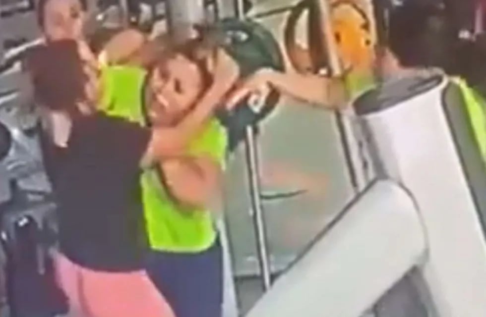 Dos mujeres se atacaron en un gimnasio mexicano y una terminó herida