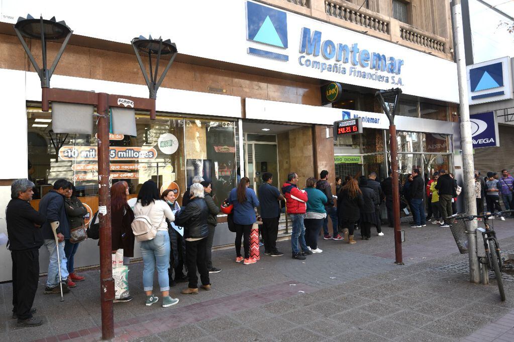 En Mendoza hubo largas filas de gente en las casas de cambio para comprar dólares. Foto: Marcelo Rolland / Los Andes
