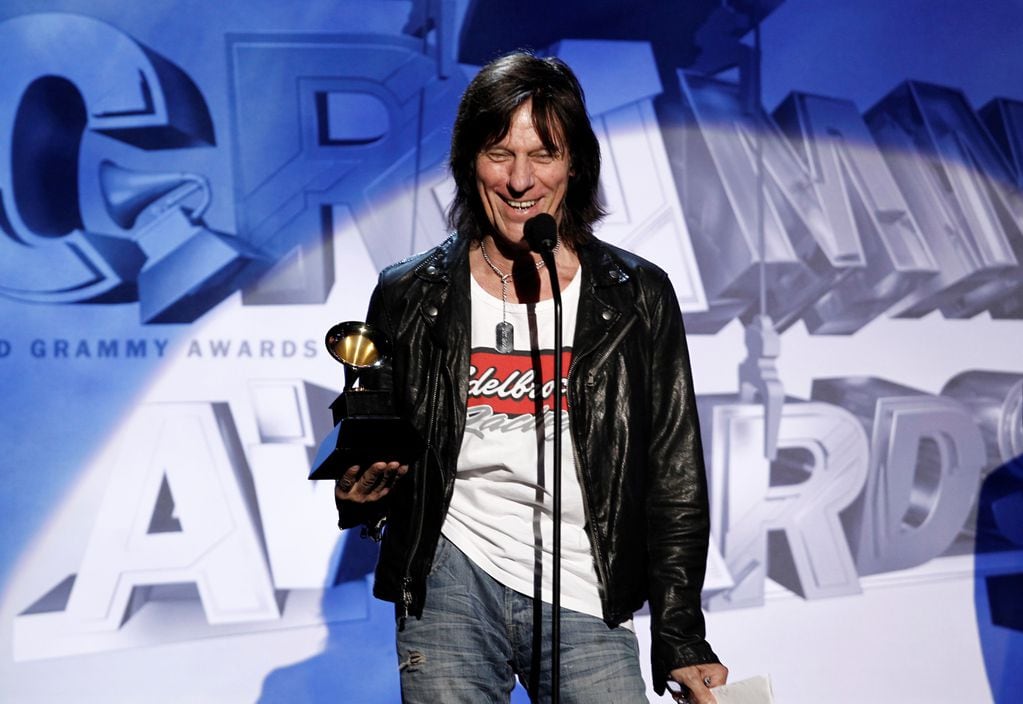 Jeff Beck aceptó el Grammy por Mejor performance instrumental pop por "Nessun Dorma" en la ceremonia núero 53 de los Grammy el 13 de febrero de 2011. (AP Photo/Matt Sayles, File)