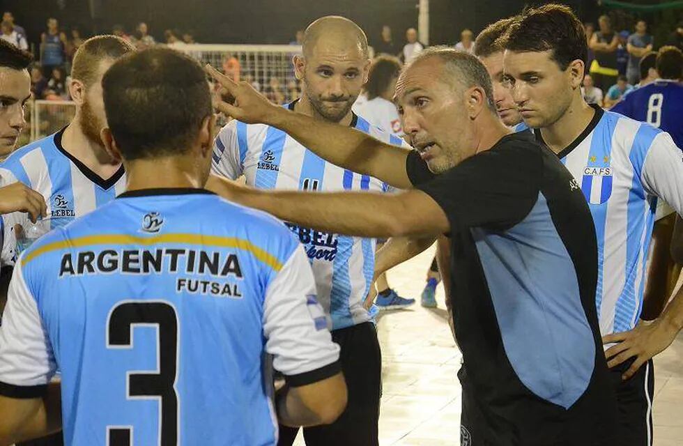Ariel Avveduto, de ser el técnico argentino campeón del mundo a persona no grata en 12 meses. / LOS ANDES.