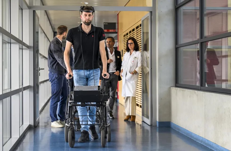 Una inteligencia artificial permite que una persona paralizada vuelva a caminar de forma natural. Foto: EFE/EPA/JEAN-CHRISTOPHE BOTT