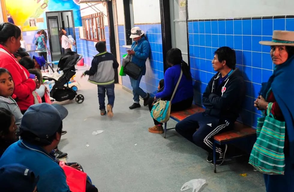 Ciudadanos Bolivianos esperando atenderse en un hospital público argentino de la provincia norteña. Foto: Clarín