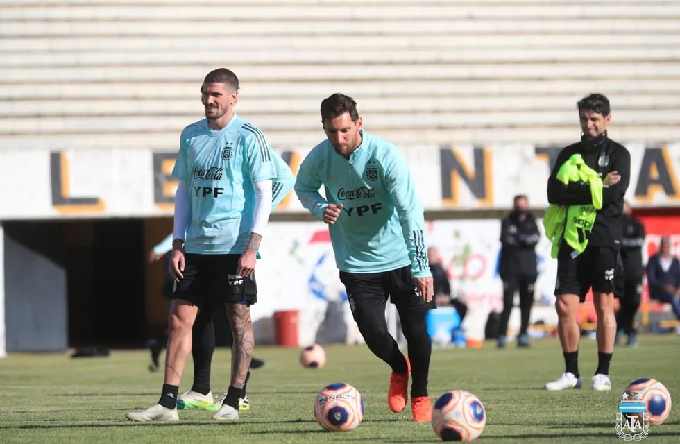 Lionel Messi y Rodrigo de Paul, dos piezas claves para Scaloni que serán titulares mañana para enfrentar a Bolivia