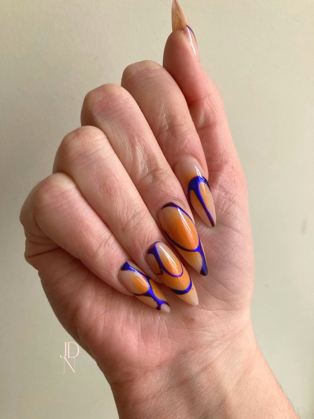 Uñas naranja con cromo azul por Jazmín Dew Nails.