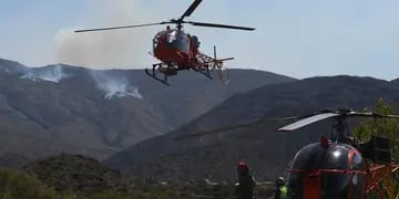 Continúan las labores de brigadistas y bomberos en el oeste del Gran Mendoza para sofocar el incendio que ya afectó a 1.600 hectáreas.