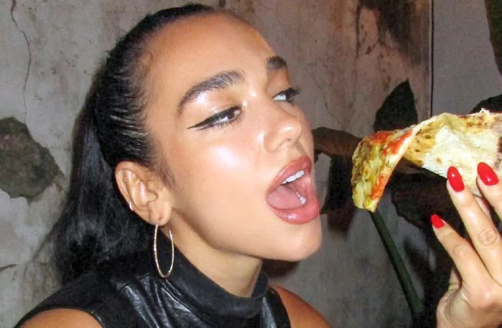 Dua Lipa disfruto de una pizza en Buenos Aires luego de su show. (Web).