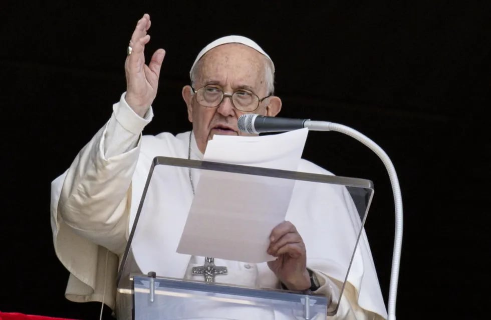 Operan de urgencia al papa Francisco por un bloqueo intestinal (EFE)