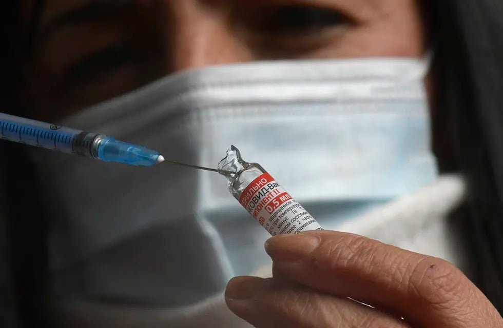 Segunda dosis de la vacuna Sputnik V. Foto: Orlando Pelichotti / Los Andes