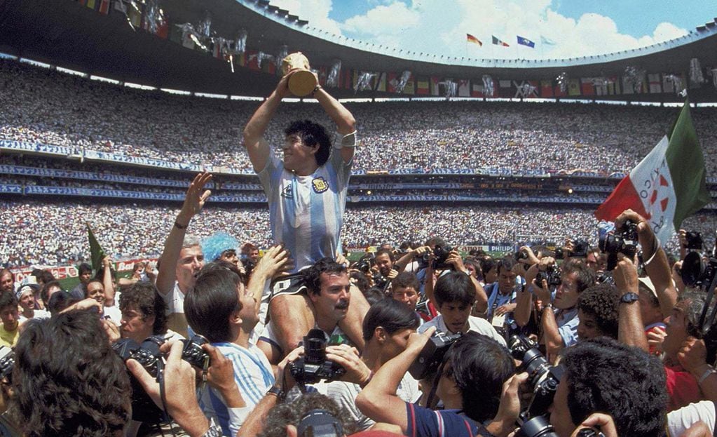 Maradona y la postal más hermosa del mundo para los futboleros argentinos. Diego levantó la Copa en el Azteca.